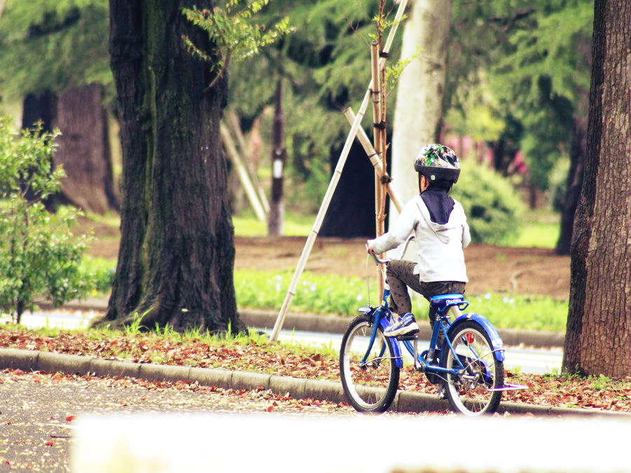 自転車に乗っている子ども